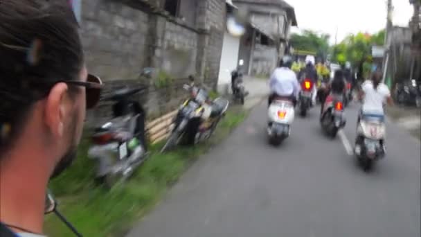 9.02.2017 Indonesia, Bali. Hombre montando una moto en el camino — Vídeos de Stock
