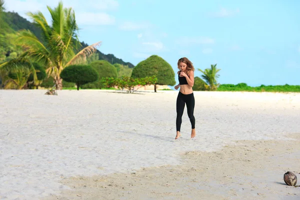 Молодая фитнес-женщина, бегущая по пляжу — стоковое фото