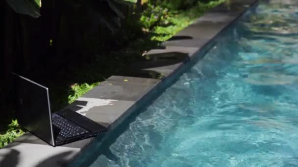 Lavorare su laptop dalla piscina — Video Stock