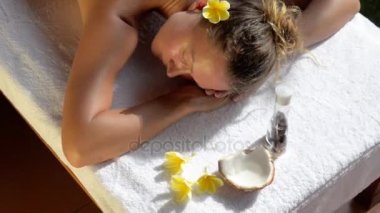 Spa tedavi masaj Bayan. Bali dili kadın turist için Endonezya masaj yapıyor.