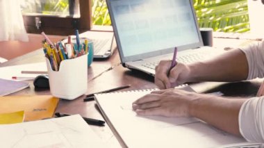 Yaratıcı moda tasarım erkek fikir ve dizüstü arıyorum geliştirmek