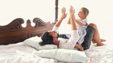 Mutlu aile İdil küçük çocuk kızı babası silah atlama ve yatağa düşer