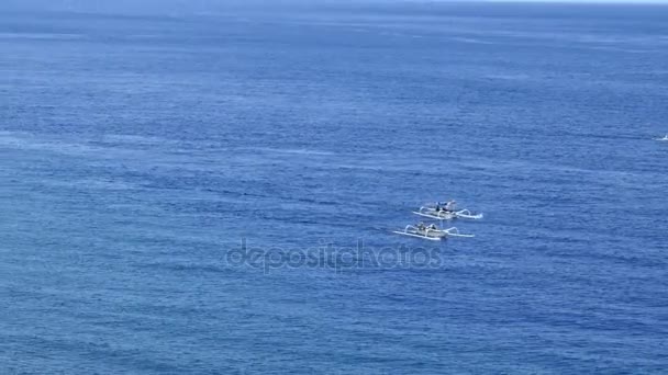 Tradiční rybářské lodě na pláži Amed, Indonésie, Bali — Stock video