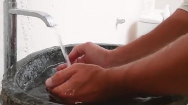 genç adam yıkama yüzünü