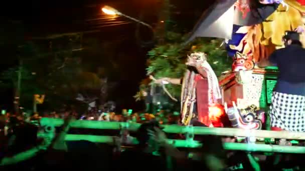 Desfile Ogoh-Ogoh que precede a Nyepi en Ubud, 27 de marzo de 2017 — Vídeos de Stock