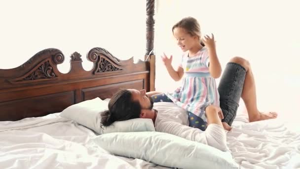 작은 아이가 딸 아버지 팔에 점프 행복 가족 짧은 서사시 그들은 침대에가 — 비디오