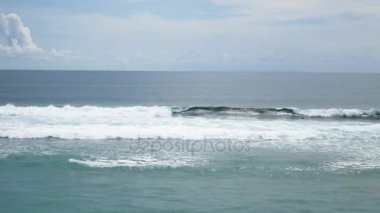 Tsunami gelgit dalgaları Balili sörf Plajı'nda binicilik sörfçü. Bali, Endonezya. 4k