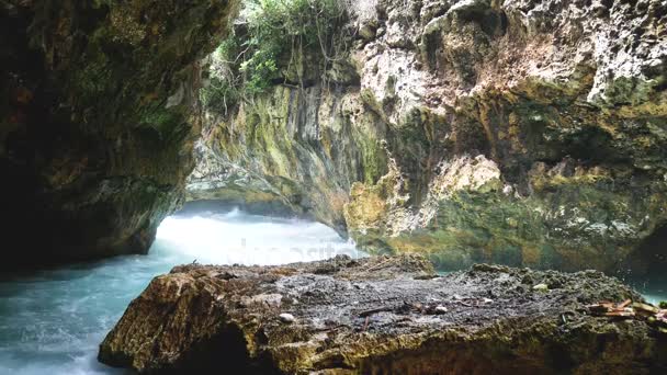 Bali, mavi deniz, uçurum rock vahşi doğanın güzel manzara. 4k — Stok video