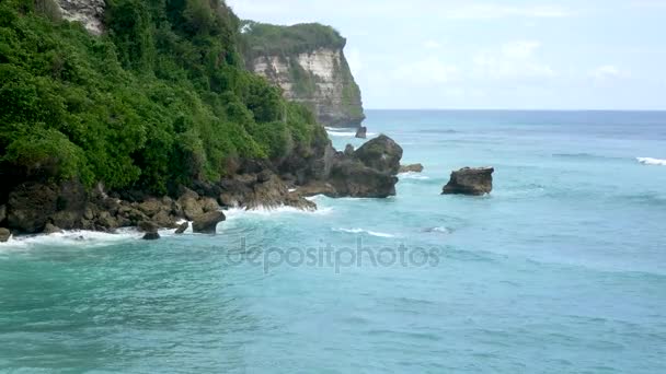 Aérea de tiro de un hermoso paisaje de naturaleza salvaje de Bali, azul del mar, la roca del acantilado. 4k — Vídeo de stock