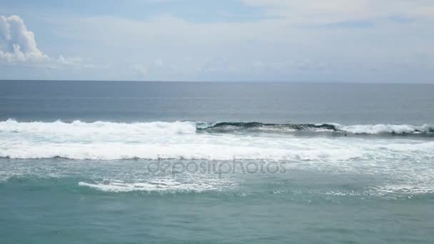 Surfers tsunami vulkanen en enorme golven op balinese surfen strand rijden. Bali, Indonesië. 4k — Stockvideo