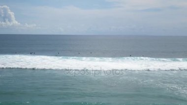 Tsunami gelgit dalgaları Balili sörf Plajı'nda binicilik sörfçü. Bali, Endonezya. 4k