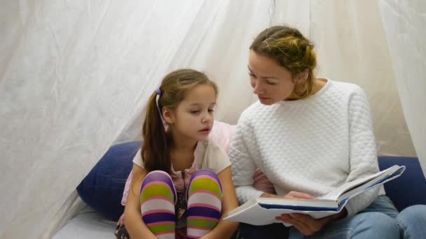 Mother and daughter playing in tent at home — Stock Video