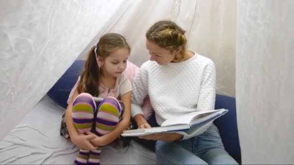Mother and daughter playing in tent at home — Stock Video