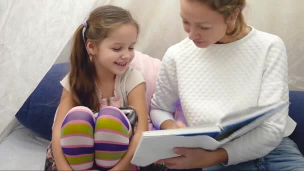 Mother and daughter playing in tent at home — Stock Video