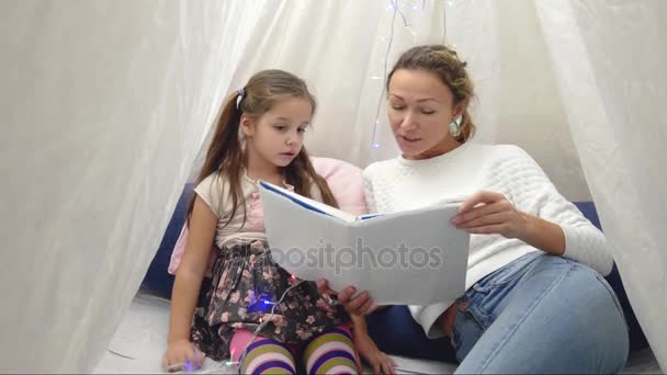 Anne ve kızı çadırda evde oynarken — Stok video