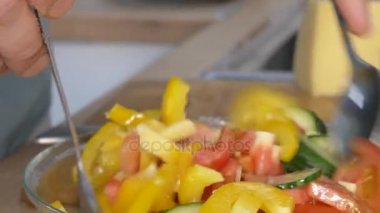-Biber kesme erkek el atış kapatın. Salata çatalı.