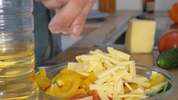 Fechar - Tiros de mãos masculinas cortando pimenta. Fazendo salada . — Vídeo de Stock