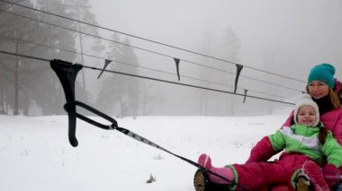 mutlu kız ve mather sürmek snowtube karlı yollarda