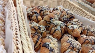 Markette, vitrinde taze hamur işleri..