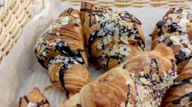 Markette, vitrinde taze hamur işleri..