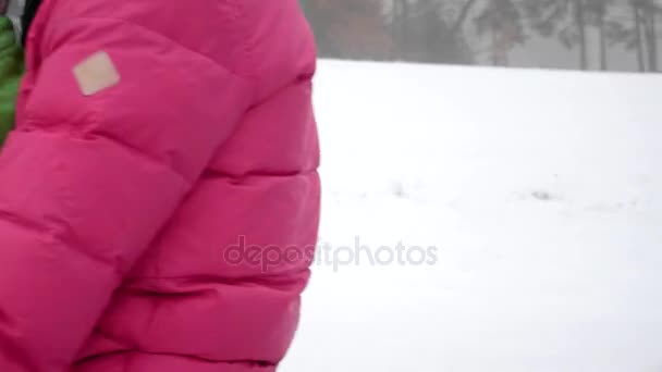 Šťastná dívka a mather jezdí snowtube na zasněžených silnicích — Stock video