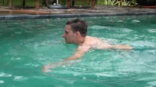 Приваблива пара розслабляється розкішним басейном — стокове відео