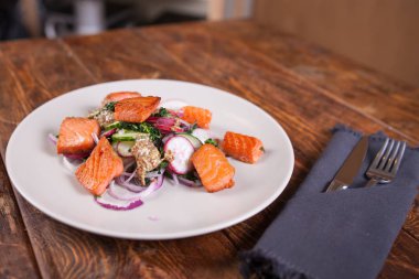 Izgara somon ve turp salatası 