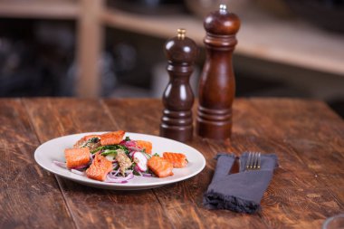 Izgara somon ve turp salatası 