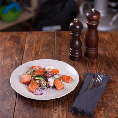 Izgara somon ve turp salatası 