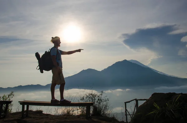 L'uomo scalare sulla collina di montagna — Foto Stock