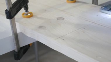 Adam fretsaw ve ahşap tahta ile çalışıyor. Erkek el Yapboz, yönetim kurulu iki parçaya kesim tarafından işletilen.