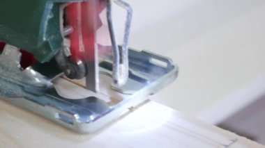 Marangoz ahşap plakalar testere closeup çekim. Testere ile kesme Masası. El iş kavramı.