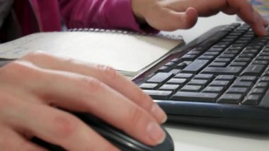 Kadar yakın klavyenizdeki yazarak. Kadın parmakları bir bilgisayar klavye üzerinde çalışıyor. Teknoloji günlük yaşamda.