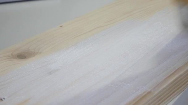 Impregnazione di passo in legno disposti diagonalmente con una spazzola. Lavori di costruzione e pittura in legno. Da vicino. — Video Stock