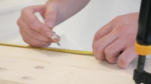 Hommes mesurent les planches de bois de près — Video