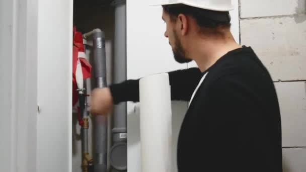 Mastro costruttore in cappello rigido con disegni di design in cantiere. Lavoratore con documentazione di costruzione presso il cantiere — Video Stock