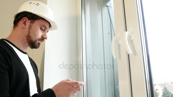 Contratistas inspeccionando ventanas y hablando — Vídeo de stock