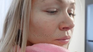 Onu kanepeye evde yatan hasta bir kadın. Grip. Kadın üşütmüş. Doku hapşırma. Baş ağrısı. Virüs. İlaçlar. Sezon alerji reaksiyon belirtileri. HD 1920 x 1080 video görüntüleri