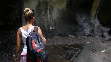 Şelale ormanlarında yol boyunca yürüme mesafesindedir. Bali, Endonezya.