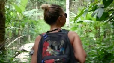 Şelale ormanlarında yol boyunca yürüme mesafesindedir. Bali, Endonezya.