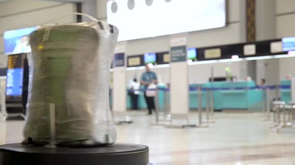 在机场候机楼为安全原因和安全保护免受损伤包装行李行李包. — 图库视频影像