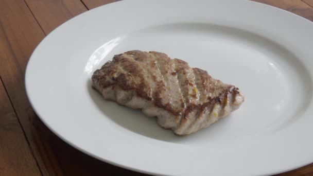 在烧热的锅里煎的金枪鱼牛排 — 图库视频影像