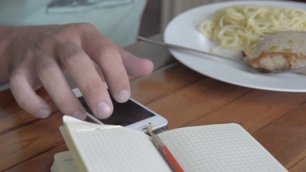 Un joven come un filete de atún con espaguetis . — Vídeos de Stock