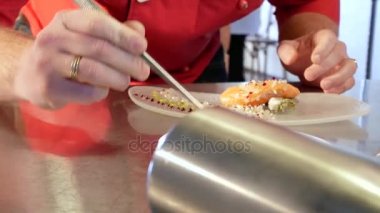 Füme somon ve moleküler Gastronomi teknik tarafından pişmiş sos
