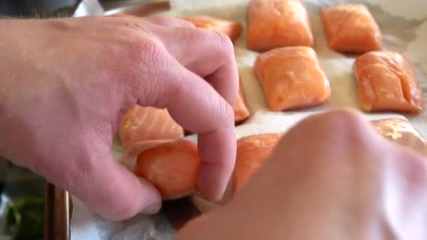 Salmão defumado e molho cozido pela técnica de gastronomia molecular — Vídeo de Stock