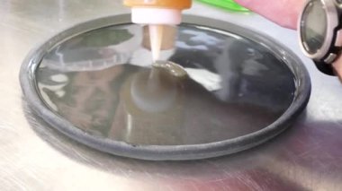 Füme somon ve moleküler Gastronomi teknik tarafından pişmiş sos