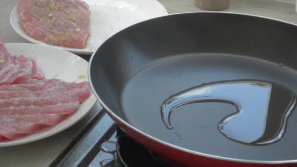 Filete de atún frito en la sartén caliente — Vídeos de Stock