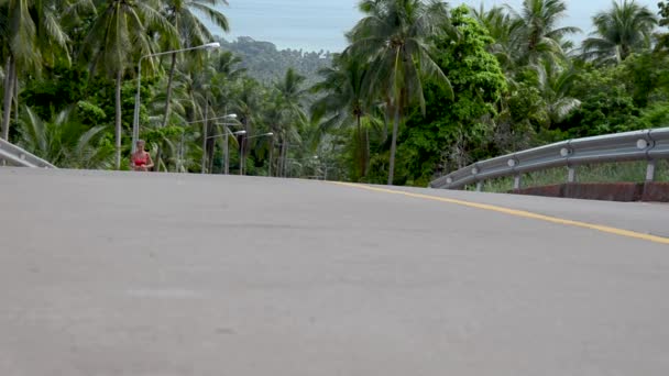 Fitness femme courir au sentier de la forêt tropicale — Video