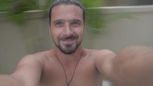 A tengerparti szórakozás körül forog a felnőtt fiatalember videóinak selfie véve. Közelkép, kézi, szabadtéri napsütéses nyári lövés. — Stock videók