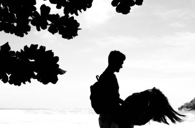 siluetleri çift sahilde zevk. siyah beyaz resim